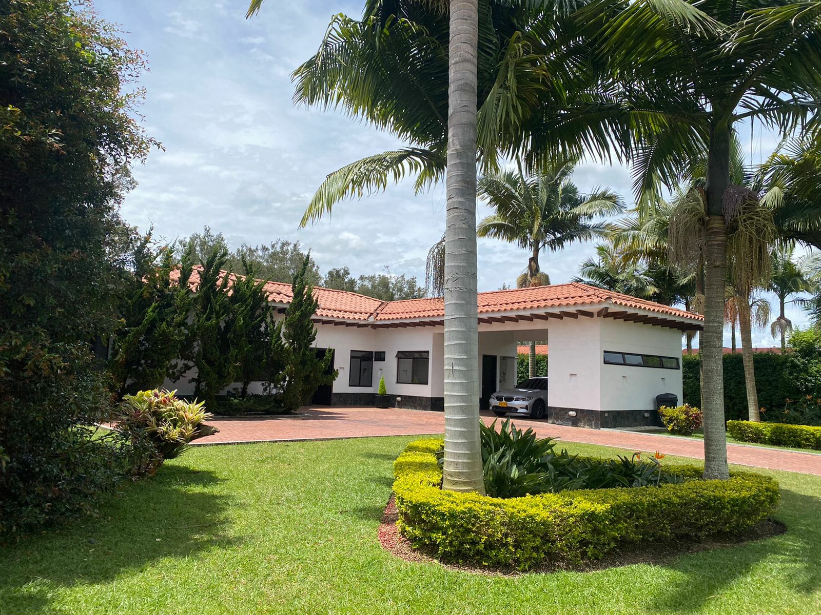 Huge Rionegro House In Gated Community 7 Minutes From International Airport