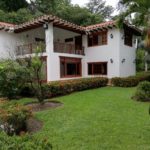 Casa de dos niveles en Santa Fe de Antioquia con cocina al aire libre, piscina y jardines cuidados.