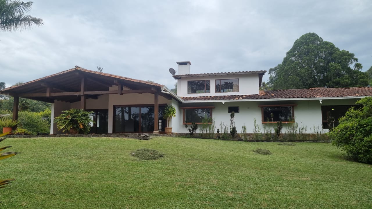 Cinco BR Comunidad Cerrada Casa, en tres exuberantes acres verdes cerca de El Retiro y 40 minutos de Medellín