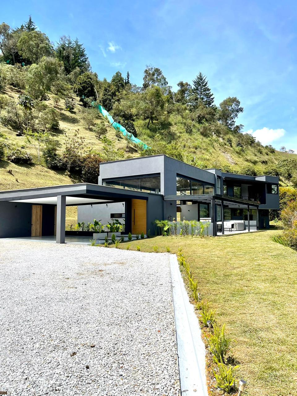 Nueva, futurista, moderna, de concepto abierto, luminosa, ventilada, única casa campestre en La Ceja a una hora de Medellín.