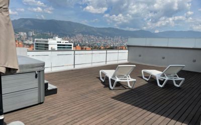 Fairly New, Two-Level 4 BR Laureles Penthouse With Private Rooftop Terrace, Jacuzzi & Super Vistas