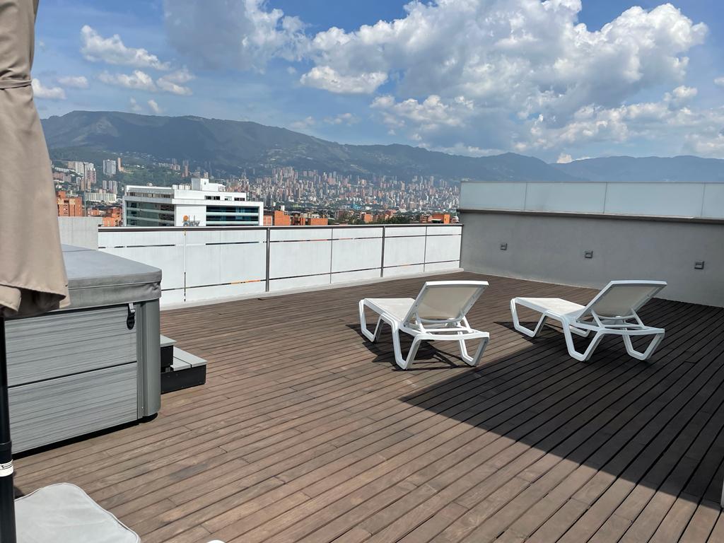 Fairly New, Two-Level 4 BR Laureles Penthouse With Private Rooftop Terrace, Jacuzzi & Super Vistas
