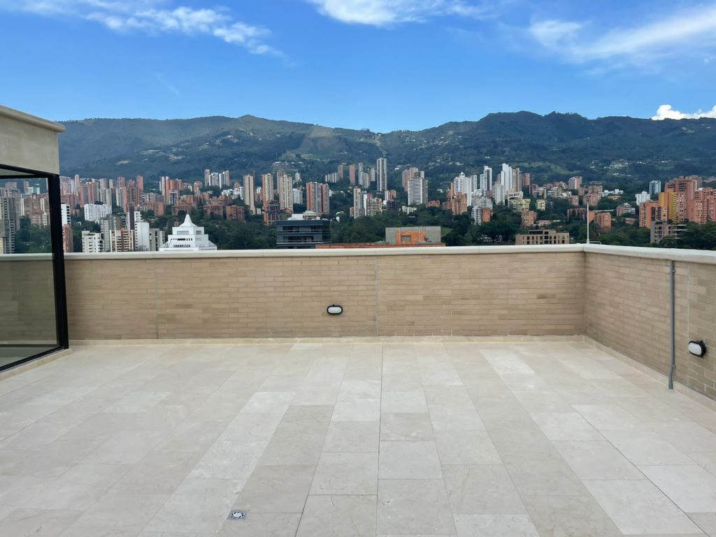 Like-New Two-Level El Poblado Penthouse With Private Rooftop Terrace, Full Amenities & Fantastic Views