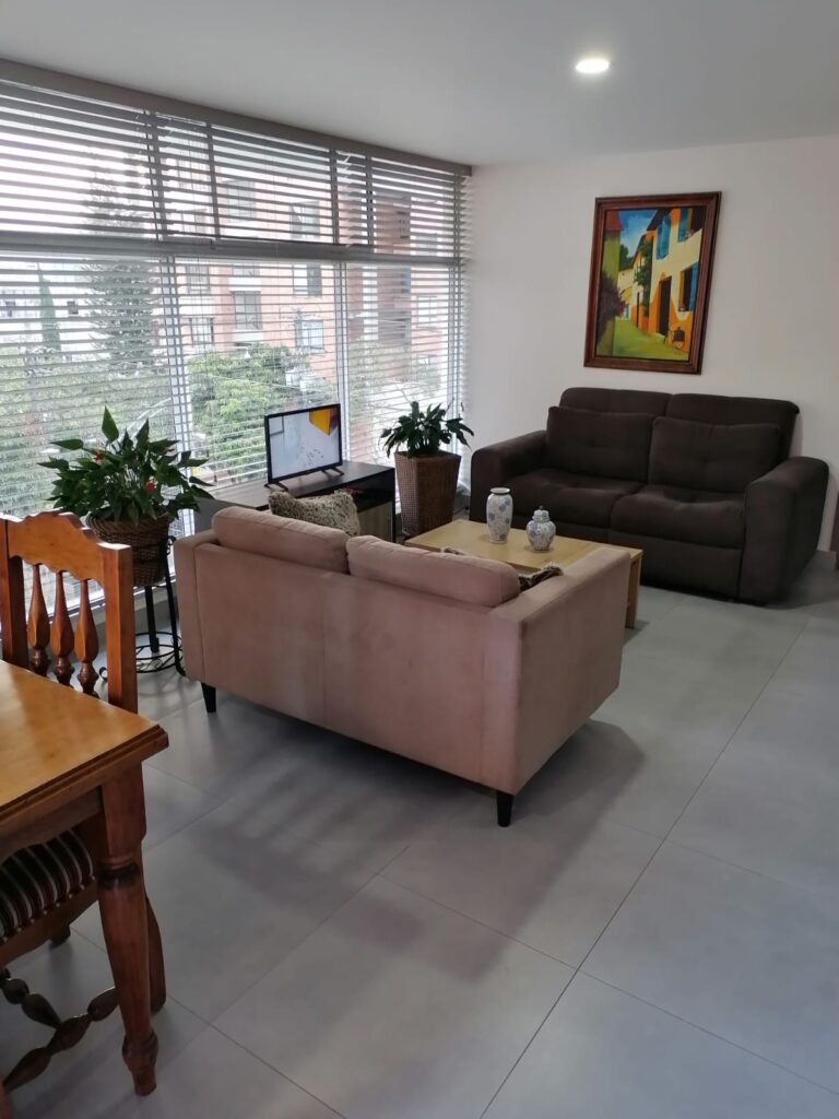 Low Fee, Like-New 3 BR Conquistadores (Laureles-Adjacent) Condo Just Steps From New Parques del Rio