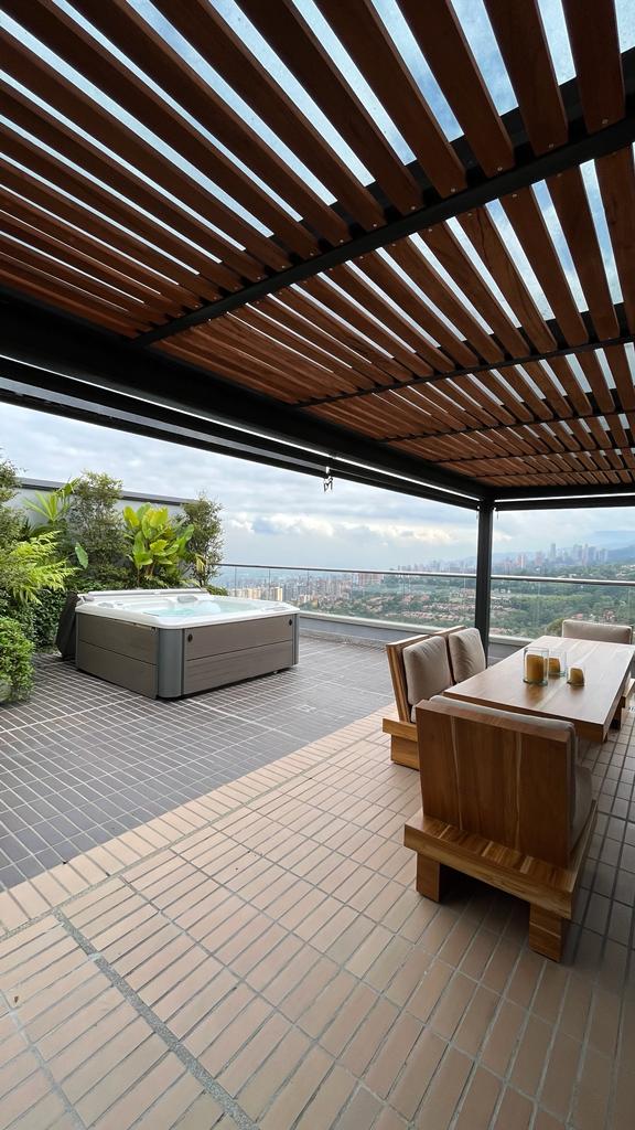 Cool Bachelor Pad – Two-Level One BR Envigado Penthouse With Rooftop Terrace, Jacuzzi & Romantic Views