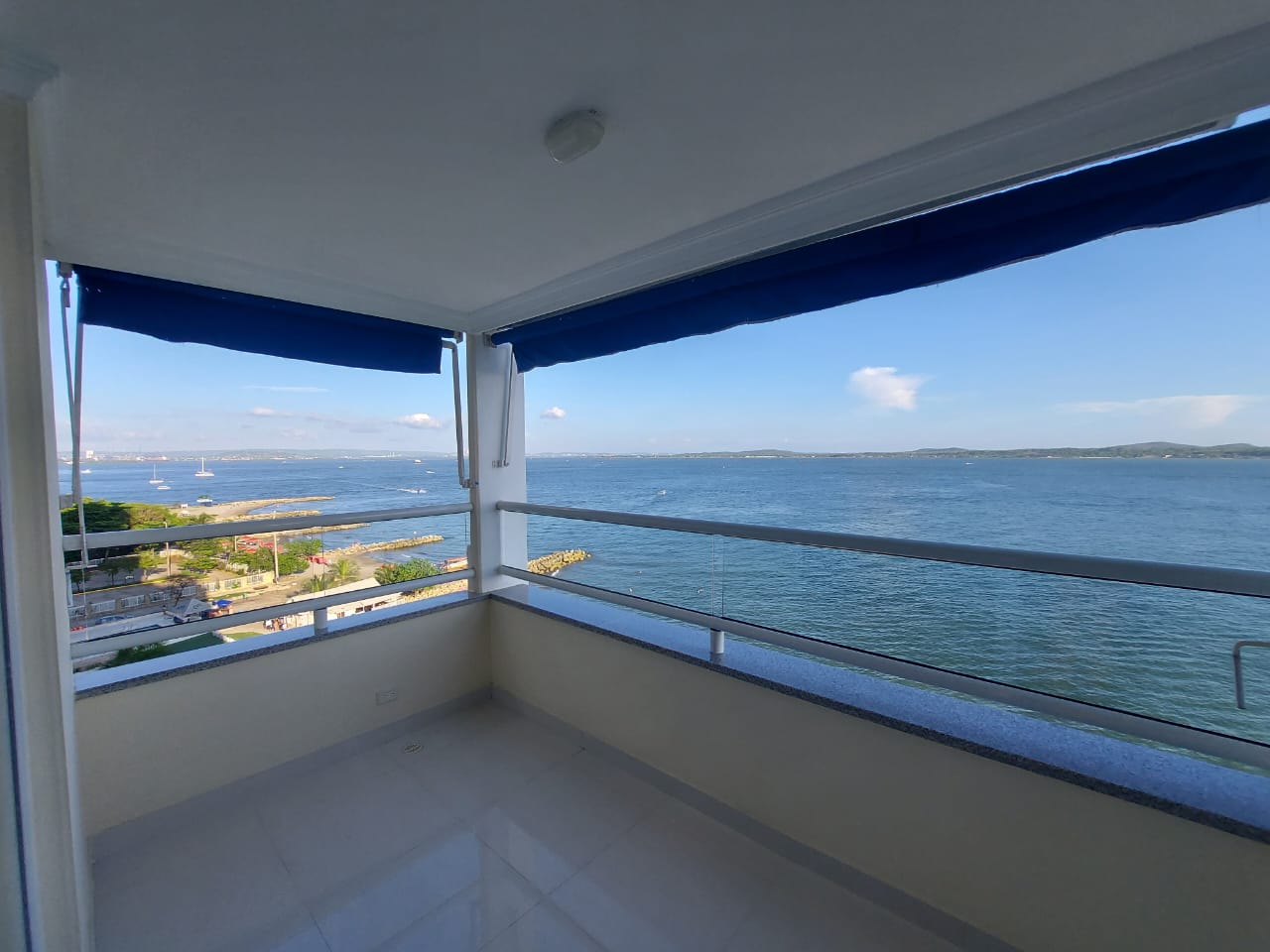 Bajo Precio, Frente a la Playa de Cartagena Apartamento 8 º piso con vistas al mar y ubicación privilegiada
