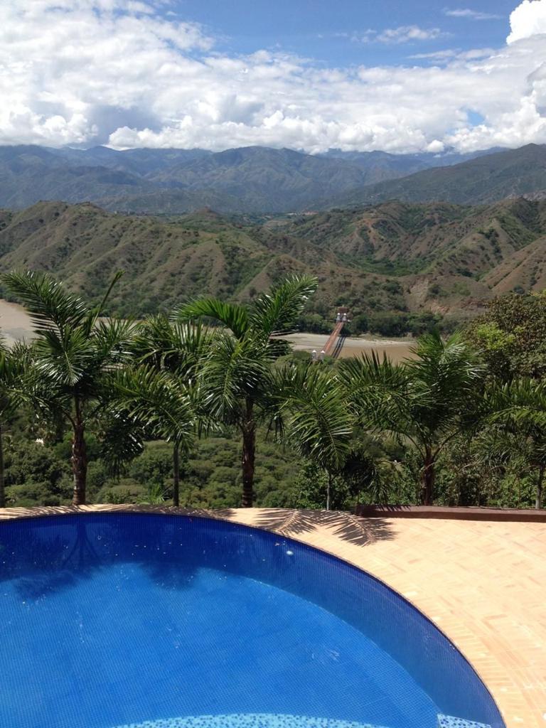 Finca de bambú de bajo coste y diseño exclusivo en 1,4 hectáreas, con increíbles vistas al río, piscina estilo resort y a 1,5 horas en coche de Medellín.