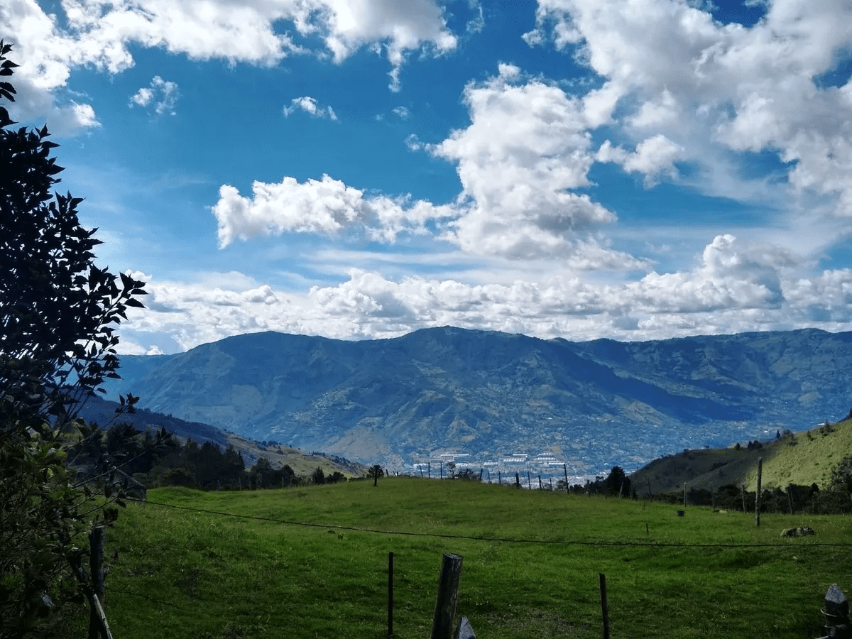 12.84 Acres en Santa Elena por Parque Arvi con increíbles vistas de Medellín y puede construir hasta tres casas