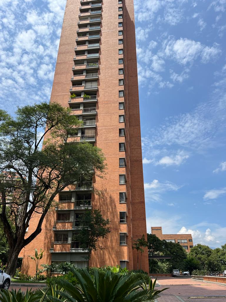 18th Floor El Poblado Condo Near Provenza With Skyscraper Views & 1 Unit/Floor