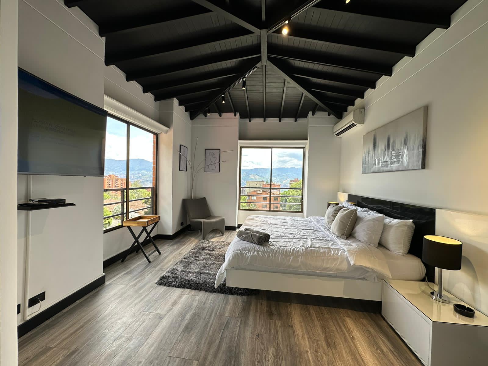 Cuota Baja El Poblado Comunidad Cerrada 5 BR Dos Niveles Casa Elegible Para Airbnb; Jacuzzi, A / C, y Espacio Terraza