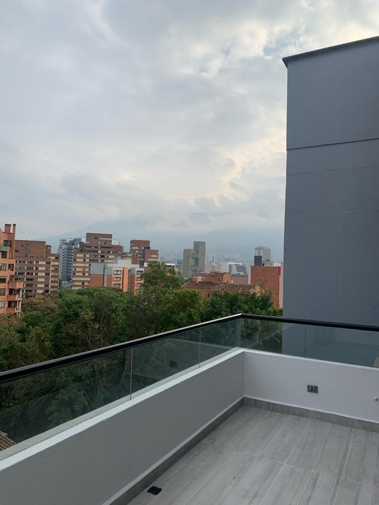 Short Term Rental Penthouse Located in Conquistadores (Laureles) With Balcony Space, Air Conditioning, And City Views
