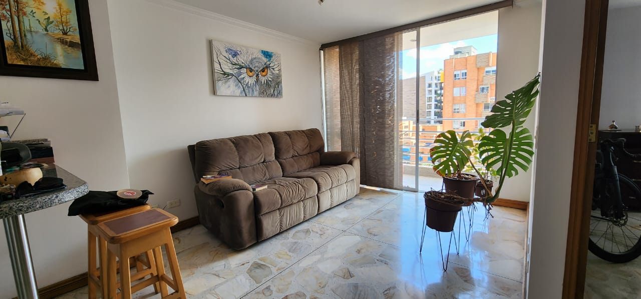 Low Cost, Low Fee Laureles Apartment; Eighth Floor Views and A Nine Minute Walk To Segundo Parque
