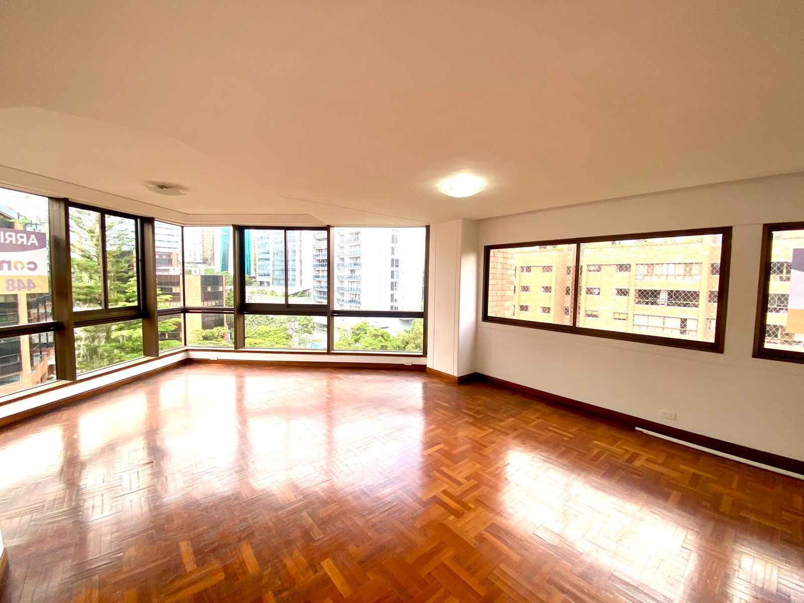 Two-Level Golden Mile (El Poblado) 3BR Apartment – Floor-To-Ceiling Windows and Low Yearly Taxes