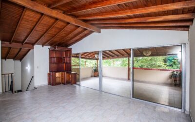 Top-Floor Conquistadores (Laureles) Apartment With Huge Private Terrazo and High Ceilings
