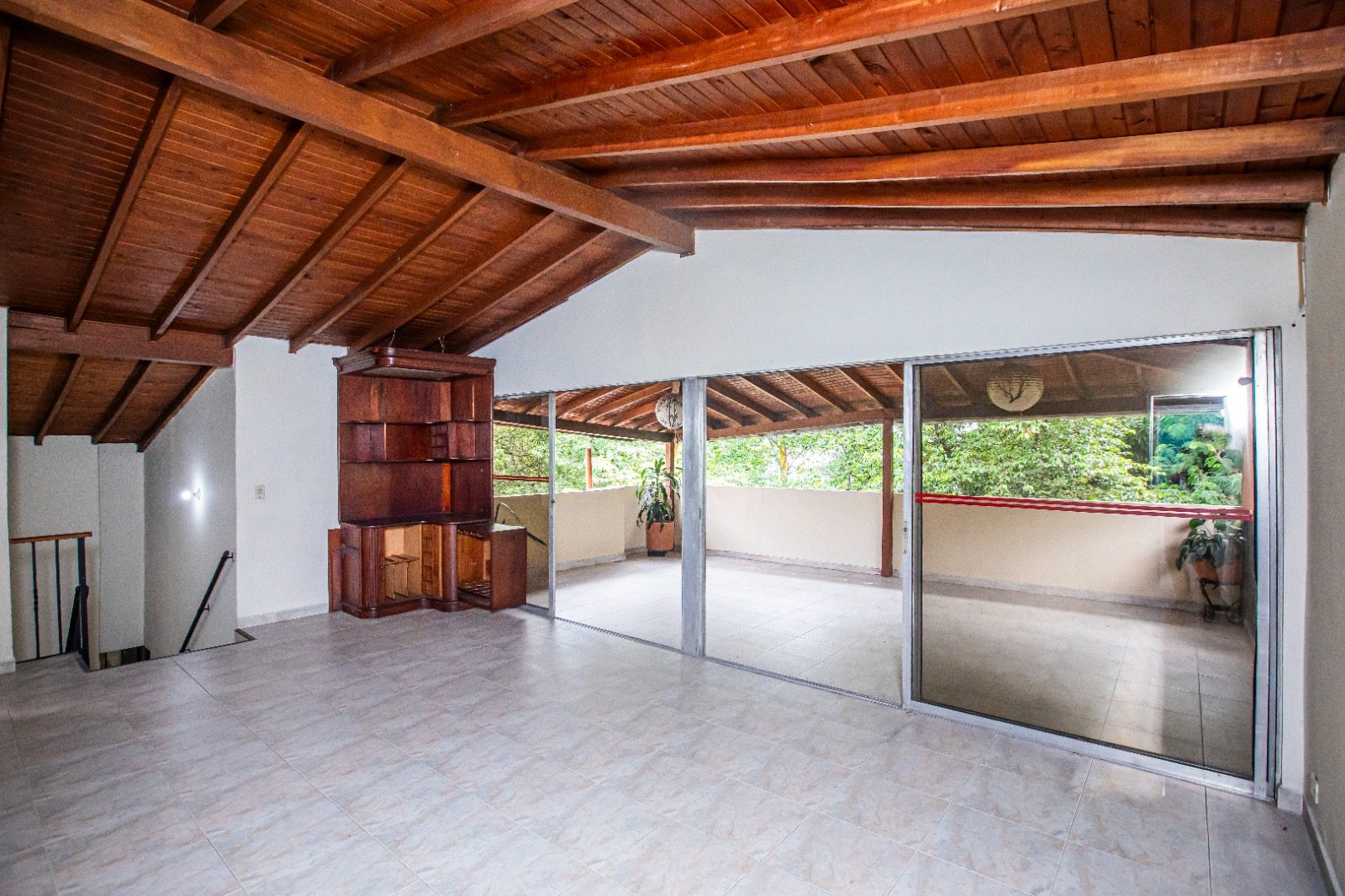 Top-Floor Conquistadores (Laureles) Apartment With Huge Private Terrazo and High Ceilings