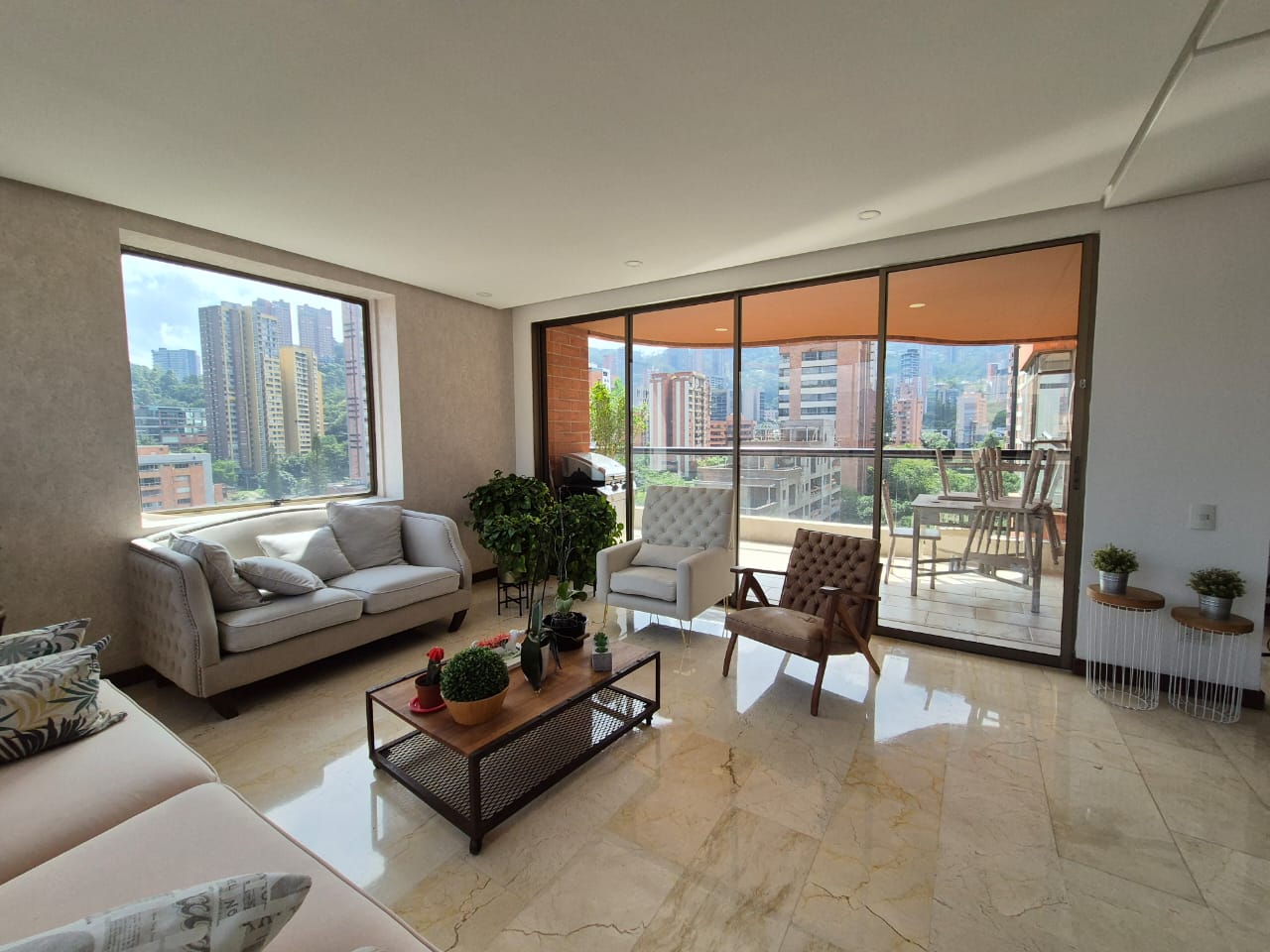 Near Penthouse 3BR Lalinde (El Poblado) Apartment With Open Concept and Mountain Vistas