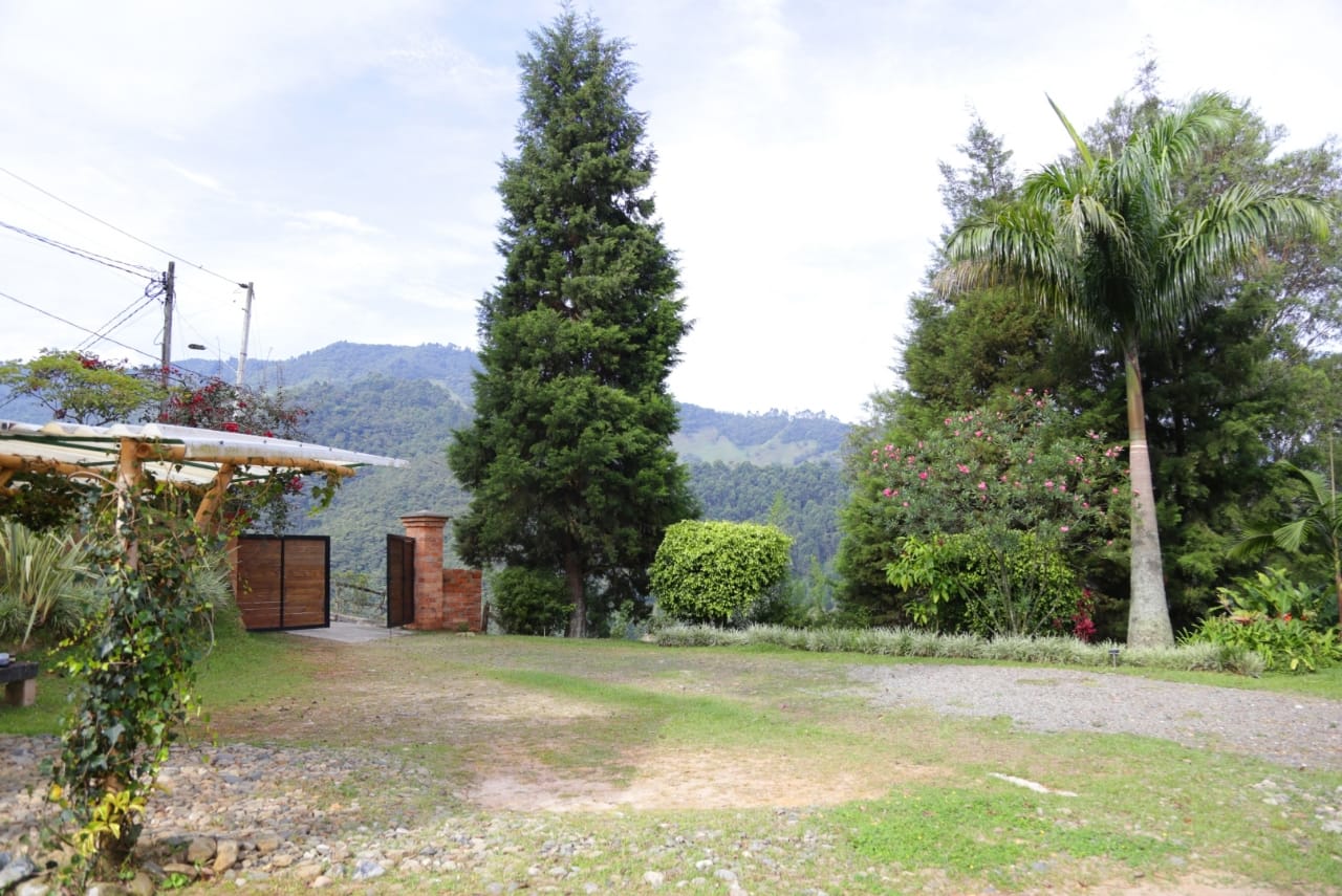 1/2 Acre Lot In Sabaneta With City Approval To Build A 3 Level Home – Includes Existing 100m2 Country Home