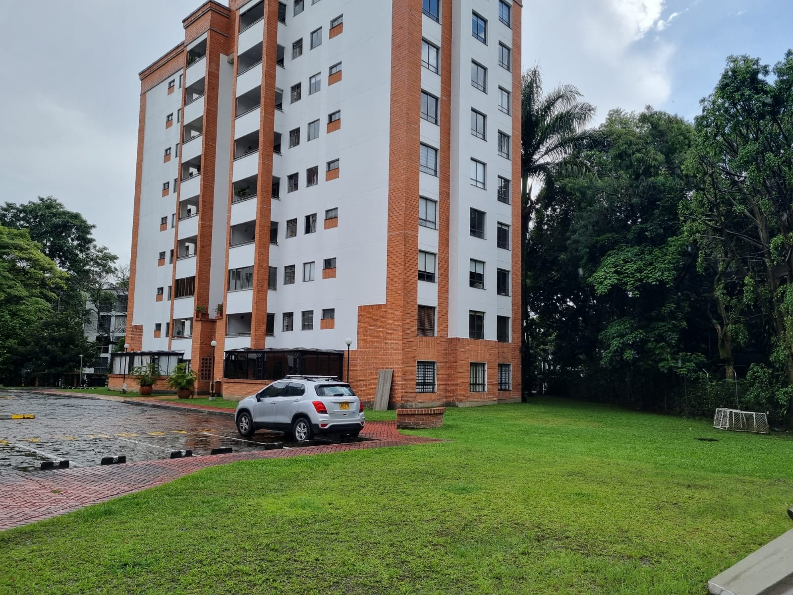 Remodel Option – Eighth Floor, 3BR Patio Bonito (El Poblado) Apartment With Low HOA Fees and A Swimming Pool