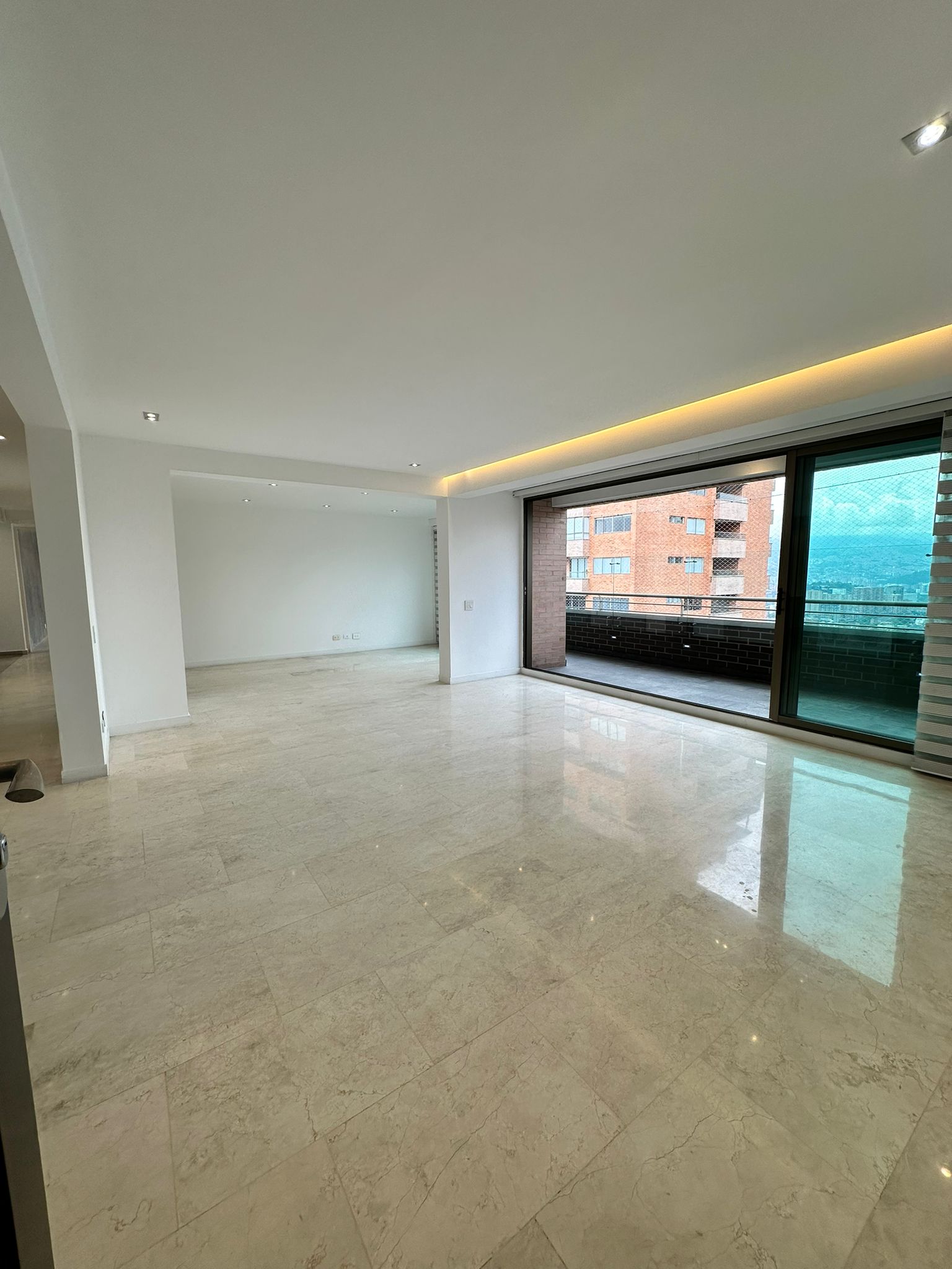 Near-Provenza, Two-Level 6BR Penthouse With A/C and Private Terrace