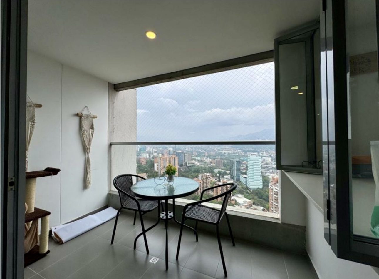 3BR El Poblado Apartment With Skyscraper Views – Walkable to Restaurants and a Supermarket