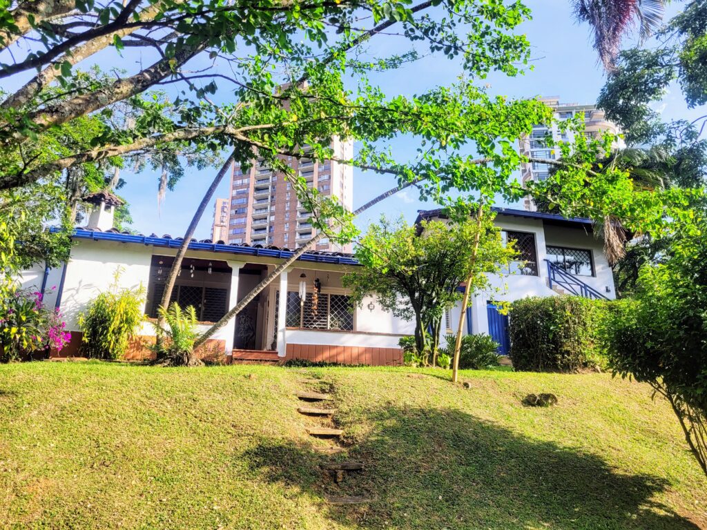 Investment Opportunity – Perfectly Located Gated Community Home in Campestre (El Poblado) Ideal For A Renovation