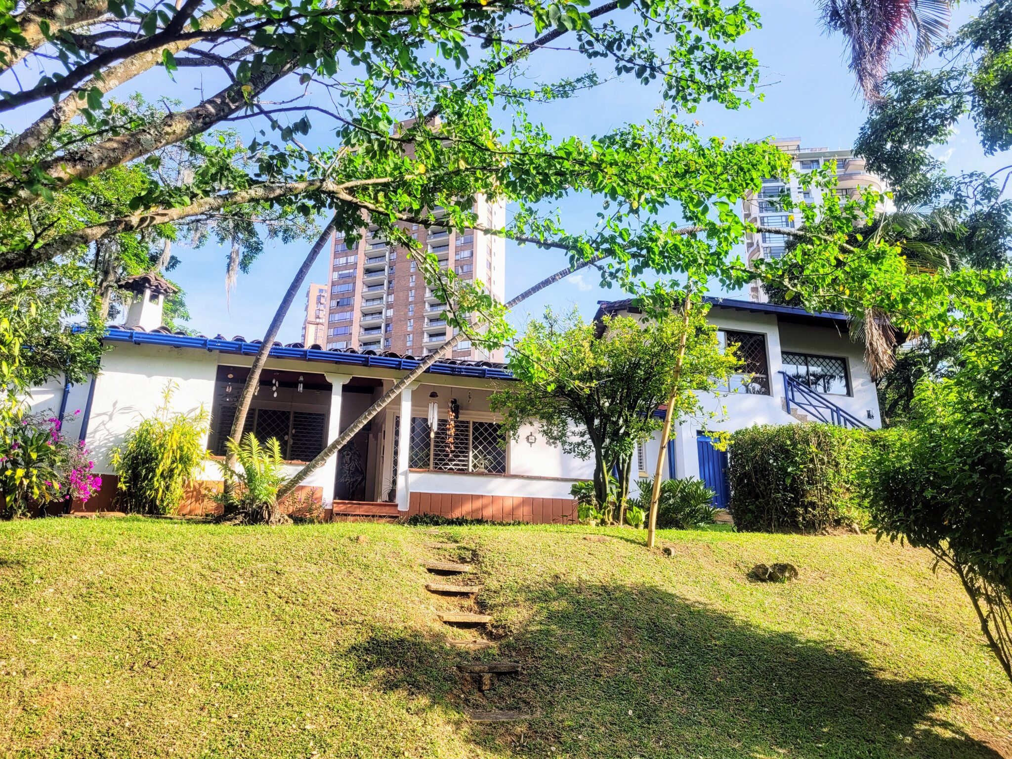 Investment Opportunity – Perfectly Located Gated Community Home in Campestre (El Poblado) Ideal For A Renovation