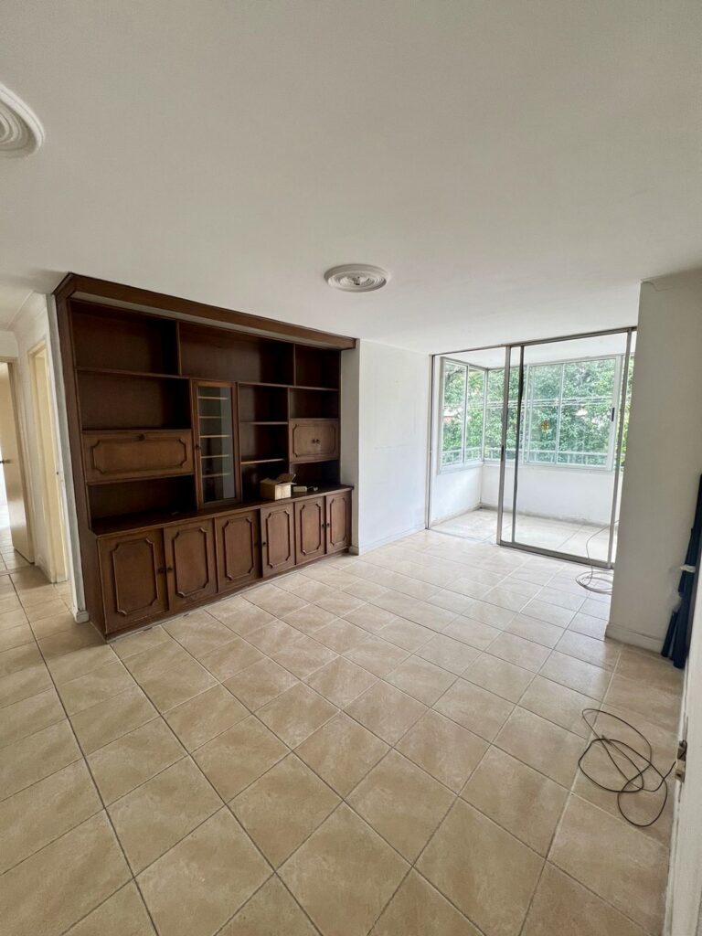 Remodel Option; 3BR Laureles Apartment Steps From Segundo Parque and Nightlife