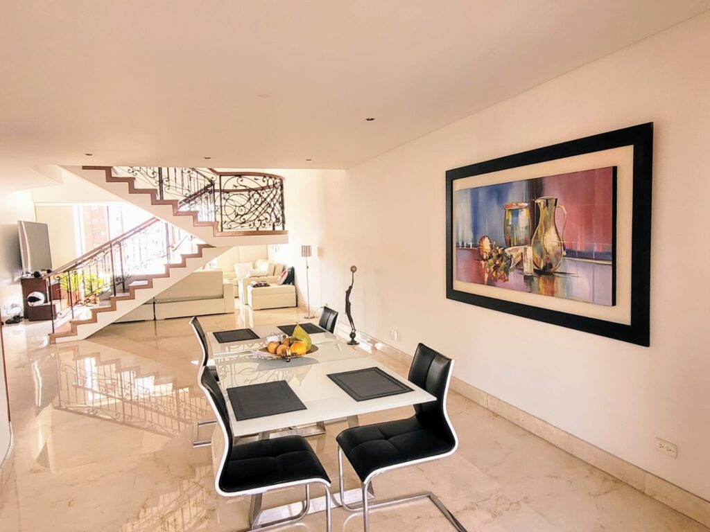Two-Level Laureles Penthouse In Prime Location – A/C and Fantastic Potential For An Upgrade