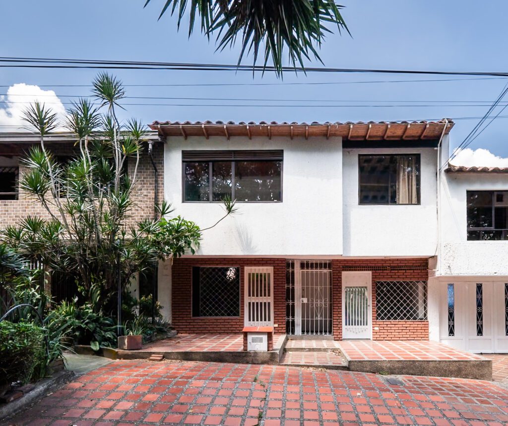 Massive Price Drop! Two-Level House Just Outside Laureles Divided Into 8 Rentable Rooms – Perfect For Airbnb