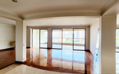 Large 4BR Los Balsos (El Poblado) Apartment With Massive Balcony and Beautiful Hardwood Flooring