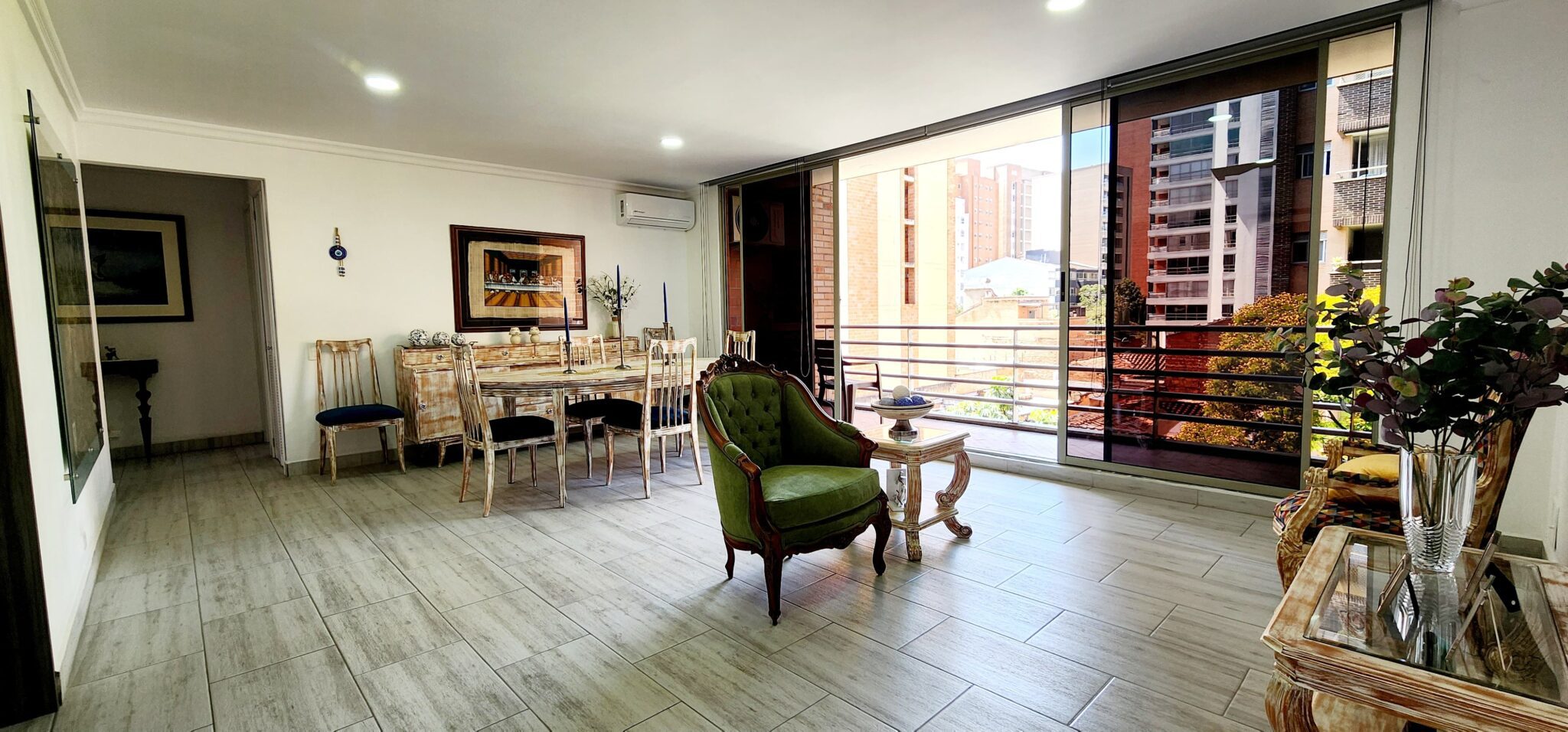 Well-Located Laureles 3BR Apartment – Walkable To Entertainment With Air Conditioning and City Views