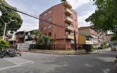 Laureles Investment Potential! Low Fee, Low Cost Per M2 3BR Apartment Perfect For A Remodel