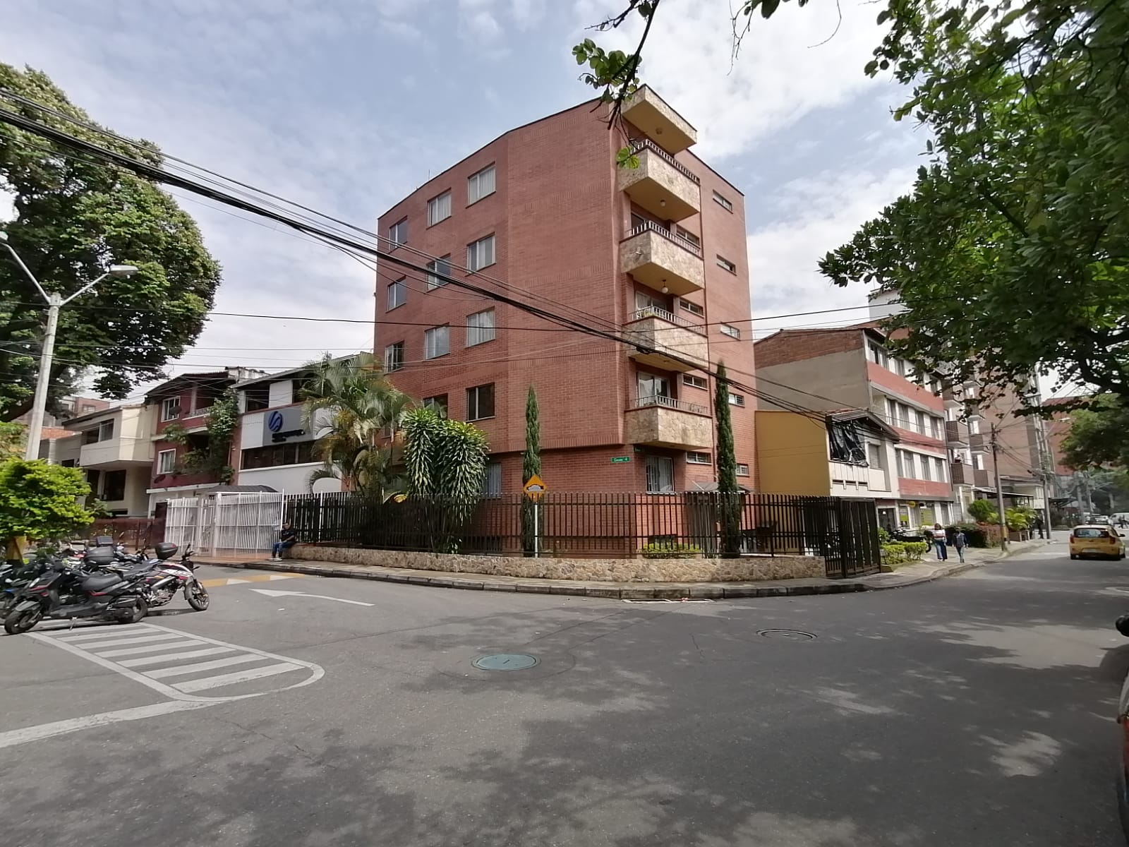 Laureles Investment Potential! Low Fee, Low Cost Per M2 3BR Apartment Perfect For A Remodel