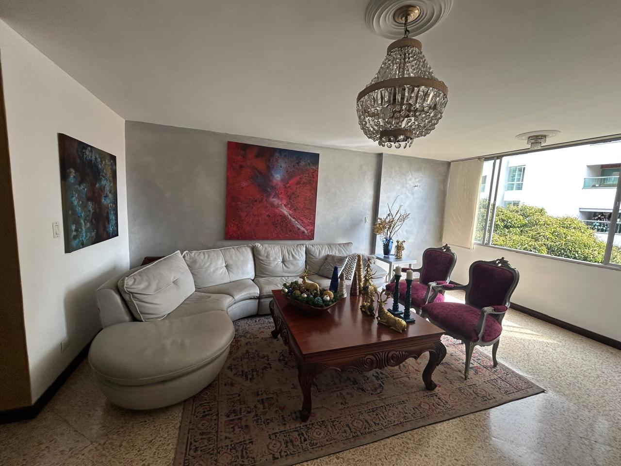 Well-Priced and Spacious 4BR Laureles Apartment – Walkable To Entertainment Zones With Just One Unit Per Floor