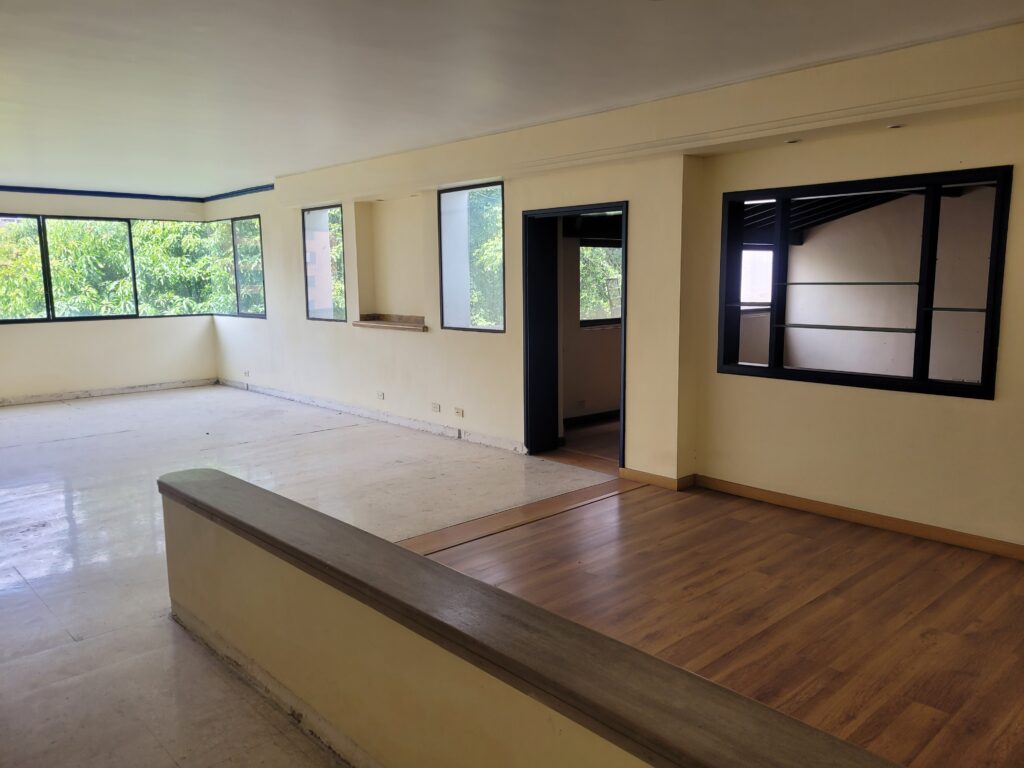 Incredibly Low Cost Per M2 Three Bedroom El Poblado Apartment – Just Outside The Golden Mile and Perfect For A Remodel