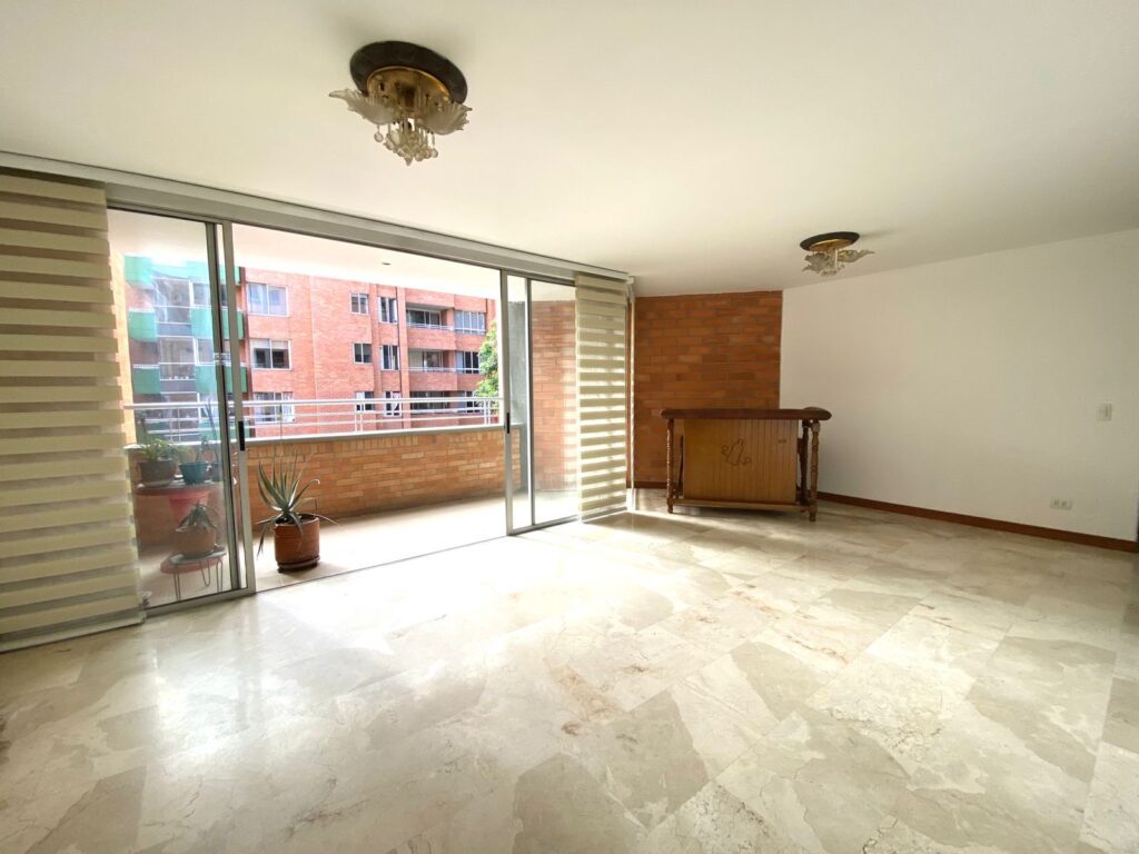 Price Reduced! 3BR Laureles Apartment In Perfect Location Walkable to Segundo Parque Entertainment
