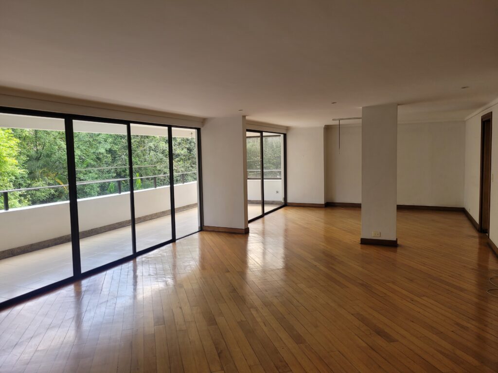 Spacious 3BR San Lucas (El Poblado) Apartment – Hardwood Flooring, Large Balcony, and Forest Views