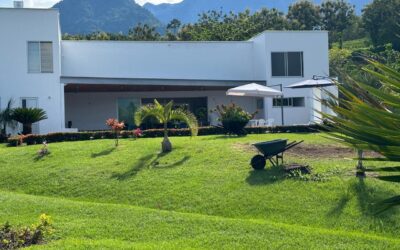 Tropical Luxury! 6BR Finca With Stunning Mountain Views, Swimming Pool, Fruit Trees and A/C – Just Two Hours South Of Medellin