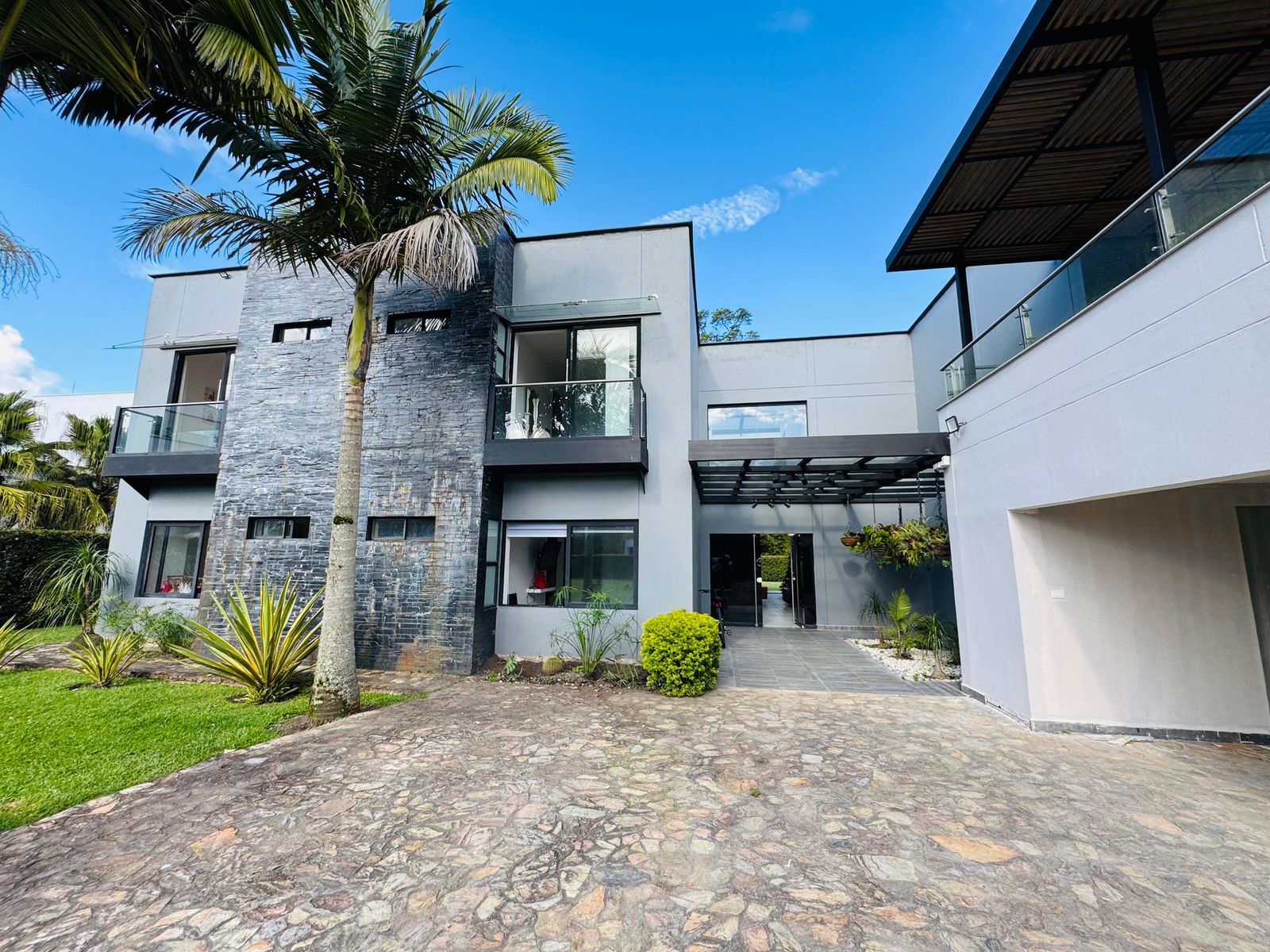 Massive 6BR Luxury Llano Grande Home On 3/4 Acre Plot of Land – One Hour From Medellin