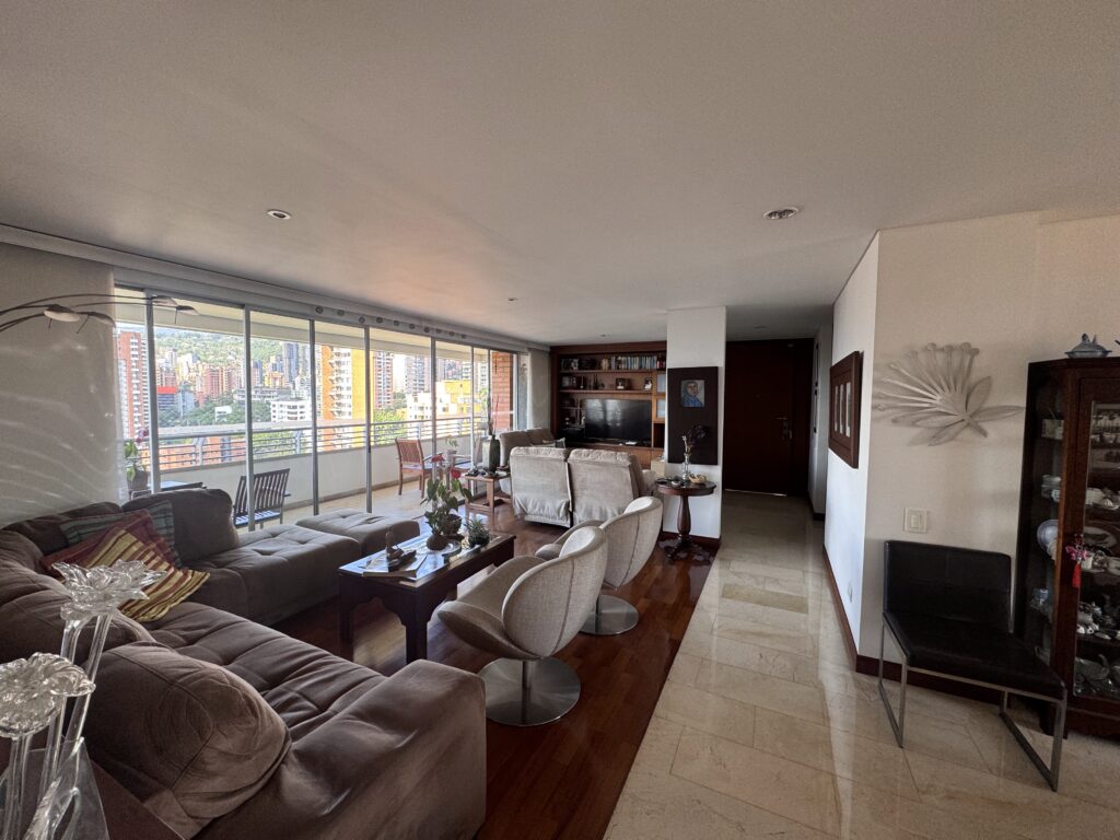 High-Floor 3BR El Poblado Apartment With Sizable Balcony and Hardwood Flooring – Walkable To The Golden Mile