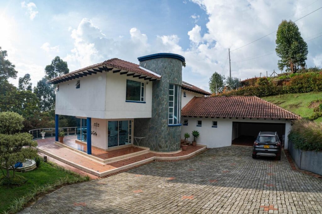 Home, El Poblado, Medellin, for Sale | 4BR Two-Level Independent