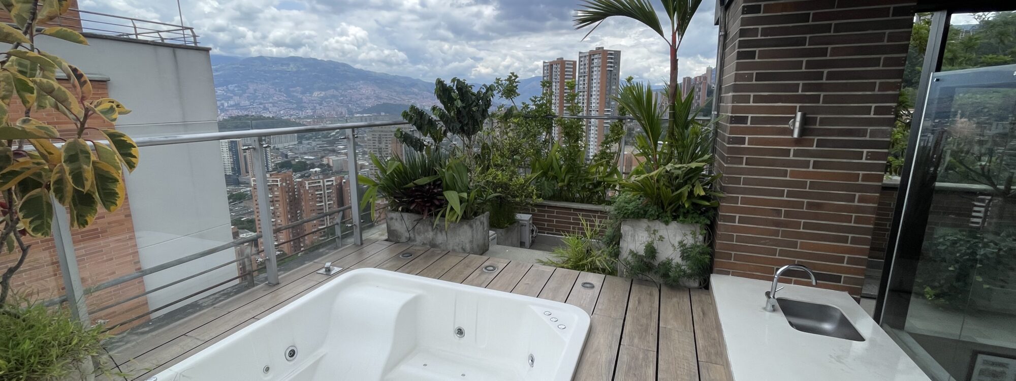 Stunning El Poblado Penthouse With 1,453 Sq Ft Of Rooftop Terrace Space – Jacuzzi, Stunning View, and Complete Amenities