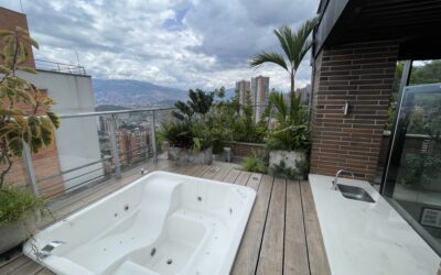 Stunning El Poblado Penthouse With 1,453 Sq Ft Of Rooftop Terrace Space – Jacuzzi, Stunning View, and Complete Amenities