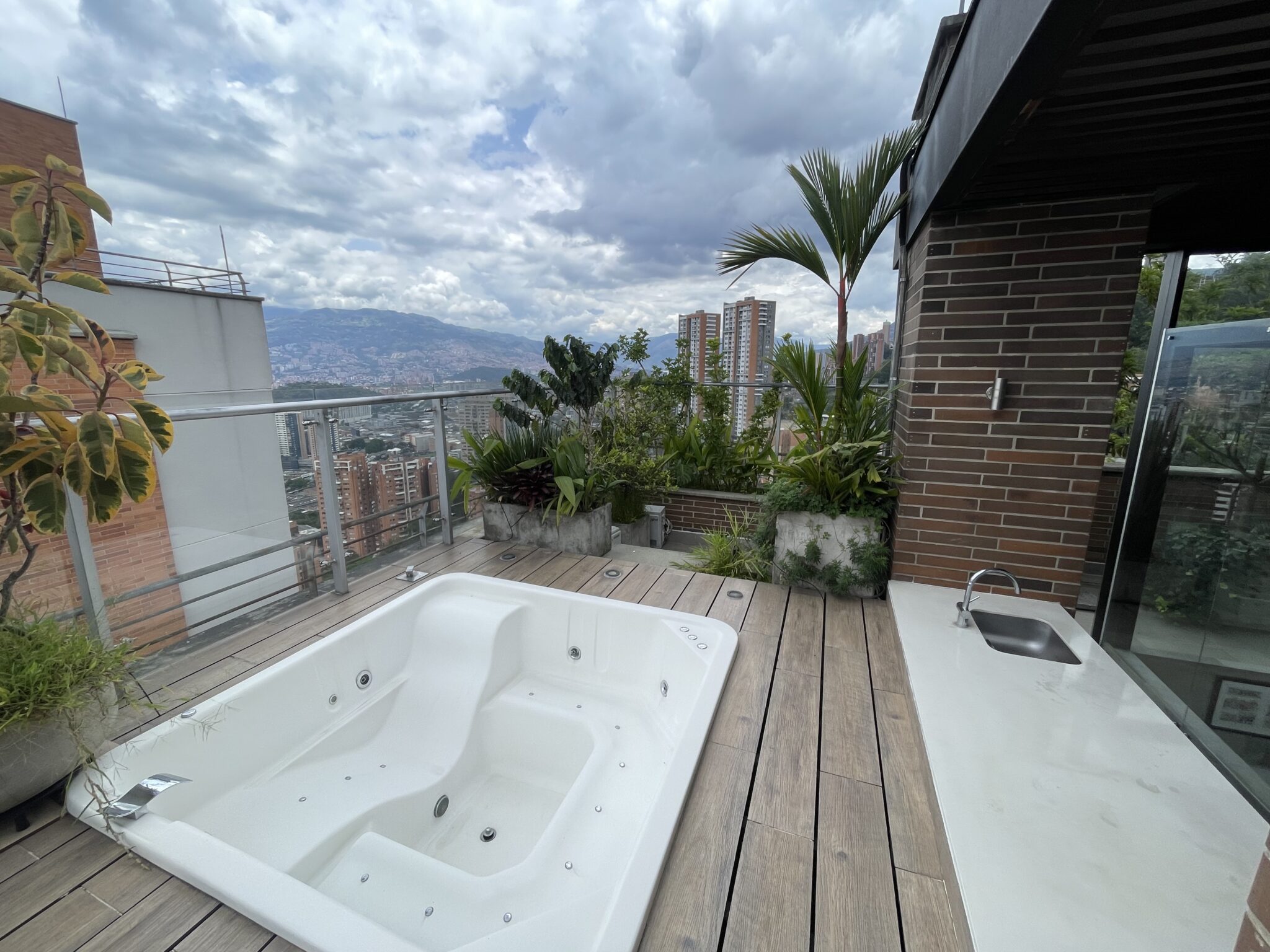 Stunning El Poblado Penthouse With 1,453 Sq Ft Of Rooftop Terrace Space – Jacuzzi, Stunning View, and Complete Amenities