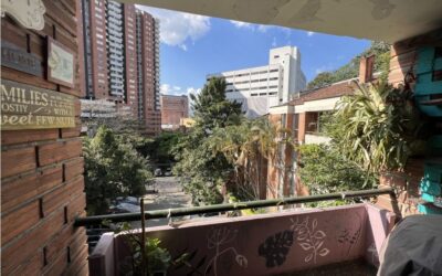 3BR El Poblado Penthouse With Low Cost Per M2, Two Balconies, and High Ceilings – Perfect To Remodel