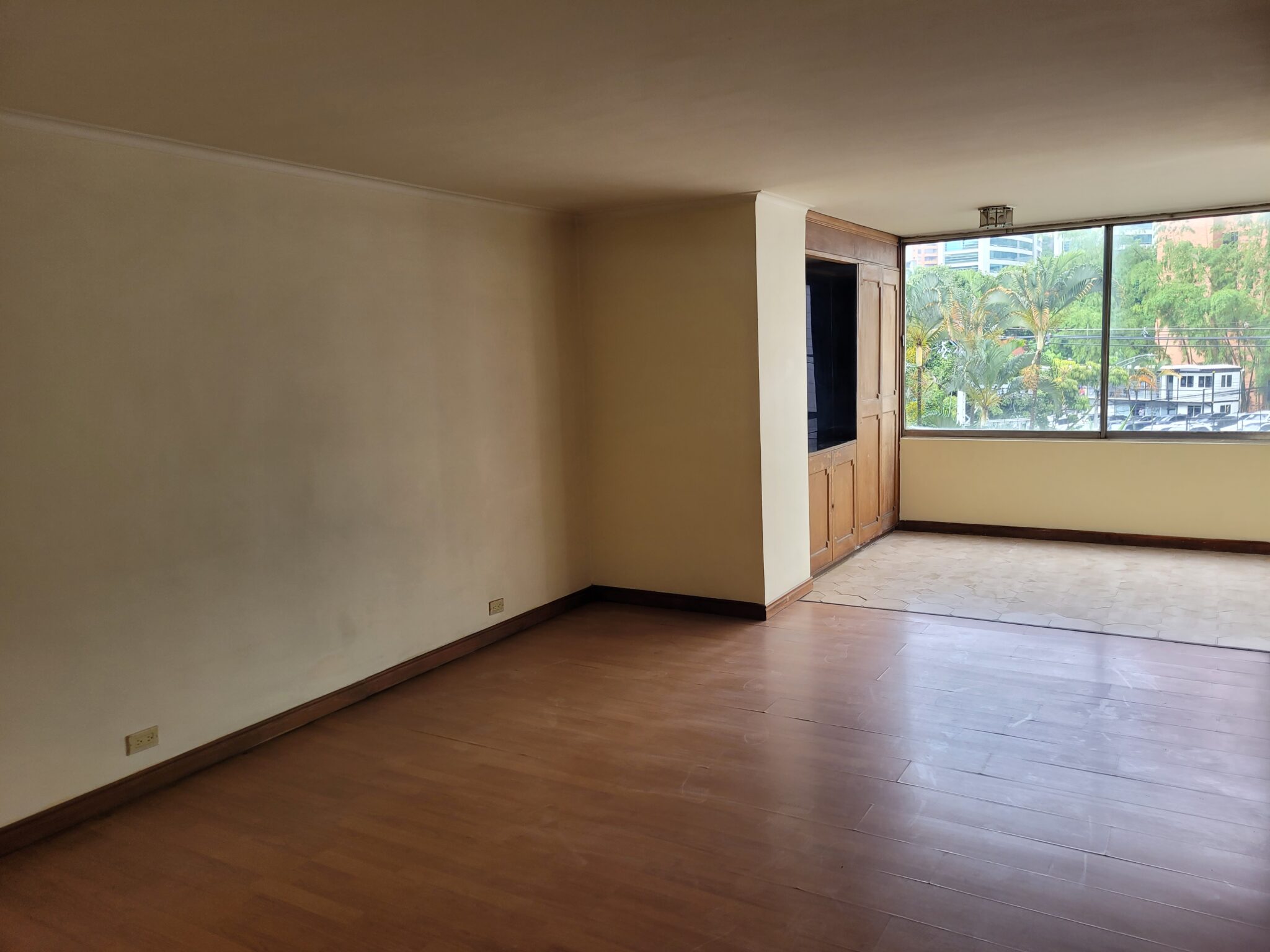 Low Cost Pet M2 3BR El Poblado Apartment – Perfect To Remodel In The Heart Of The Golden Mile