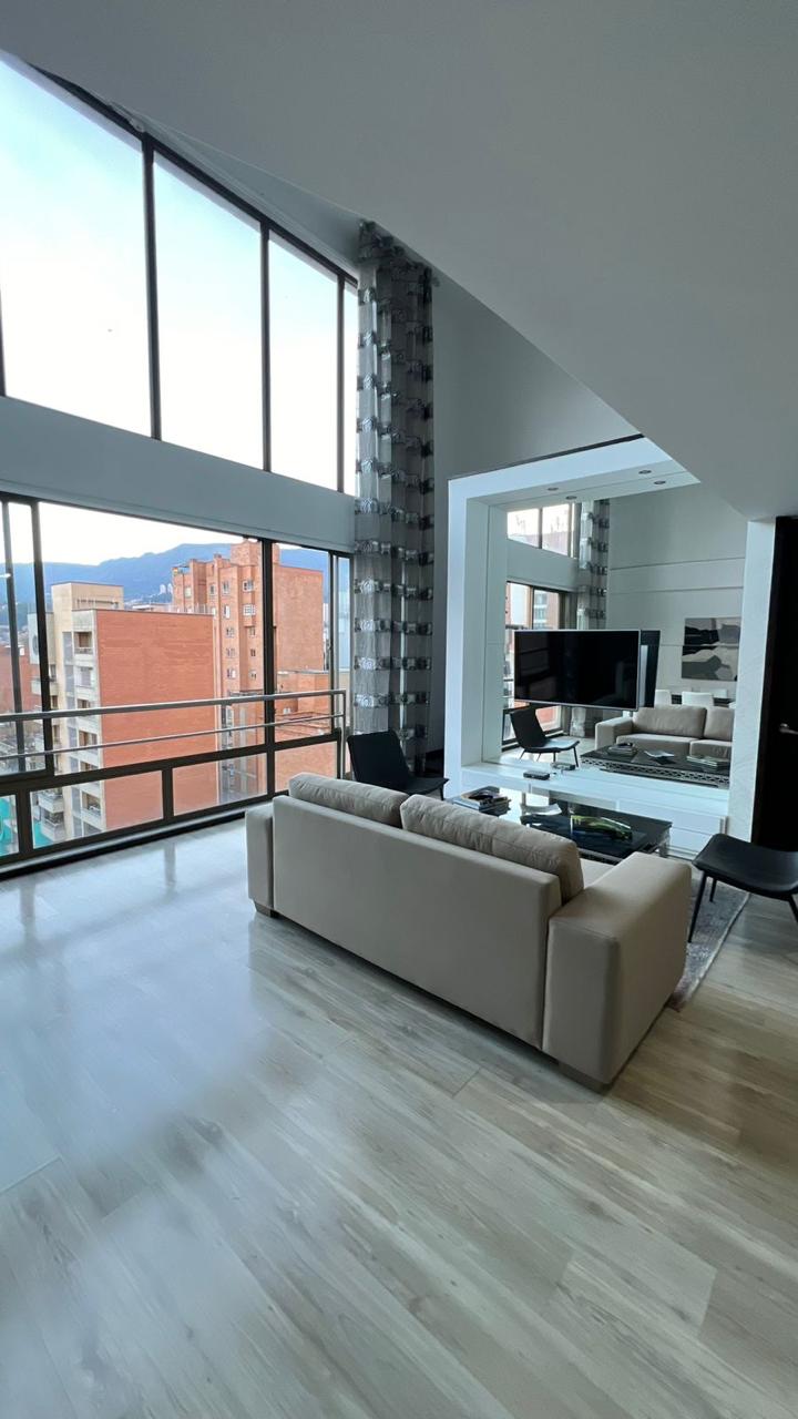 Two-Level Conquistadores (Laureles) Penthouse With Stunning Views, Floor-To-Ceiling Windows, and Walkable To Popular Parques Del Rio