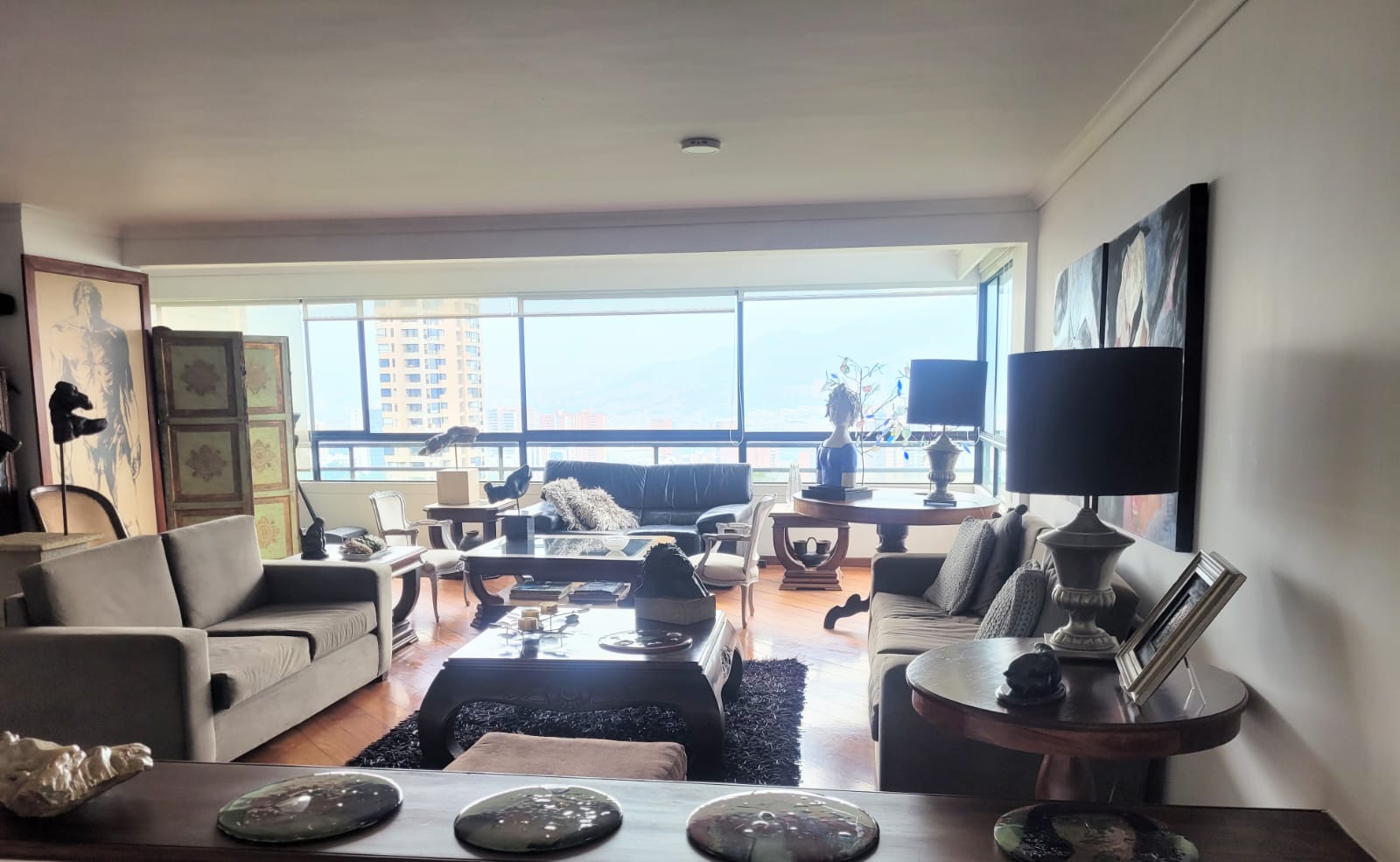 Centrally Located El Poblado Classic – 3BR Unit With Hardwood Flooring and Floor-To-Ceiling Windows