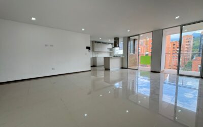 Well-Priced and Fairly New – Walkable 3BR Laureles Apartment With City Views