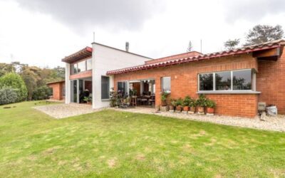4BR Gated Community Home In Prime Alto de Las Palmas Location – High Ceilings and Beautiful Hardwood Flooring